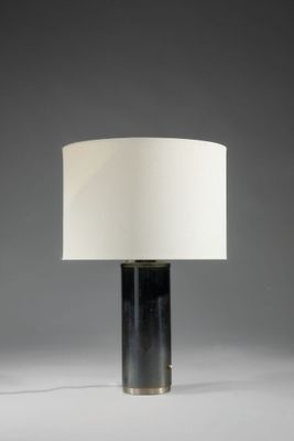 une lampe de table noire et blanche, surmontée d'un abat-jour blanc