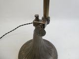 une lampe posée sur une table blanche