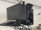 un ordinateur de bureau posé sur une table avec un clavier et une souris
