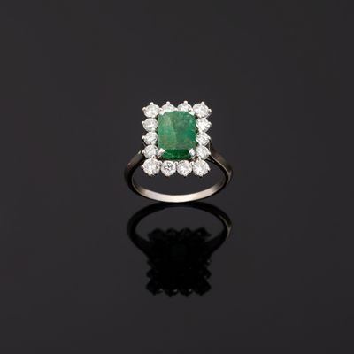 Bague en platine 850°°° et or gris 750°°° centrée d'une émer…