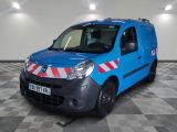 une camionnette bleue avec une bande rouge et blanche