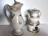 un vase blanc et doré et une théière blanche et dorée