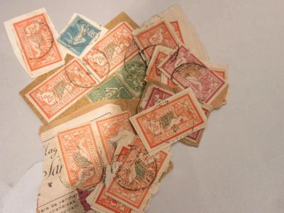 une pile de vieux timbres posés sur une table