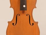 un vieux violon avec un archet accroché à son dos
