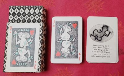 trois cartes à jouer posées les unes à côté des autres sur une table