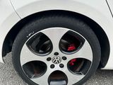 un gros plan d'un pneu sur une voiture blanche