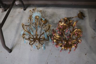 deux fleurs dorées et bleues posées par terre à côté d'une chaise