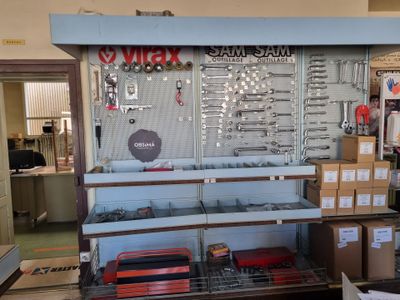 de nombreux outils sont exposés dans le magasin et proposés à la vente