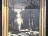 un tableau représentant un paysage enneigé avec un ruisseau au premier plan