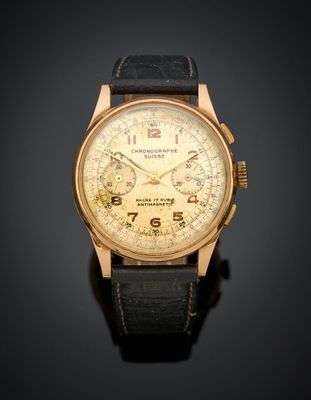 gros plan d'une montre sur une surface noire
