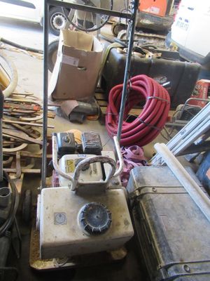 beaucoup de bric-à-brac dans un garage rempli d'outils
