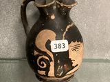 un vase noir et blanc sur lequel figure un numéro