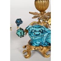 PAIRE DE CHARMANTS PETITS BOUGEOIRS en bronze et porcelaine … (photo 2)