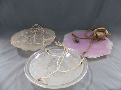 deux assiettes attachées par une ficelle, posées sur une table