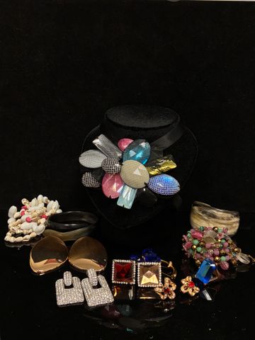 Lot de bijoux fantaisies, colliers, bracelets, boucles d’oreille ...