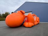 un chien gonflable orange allongé par terre