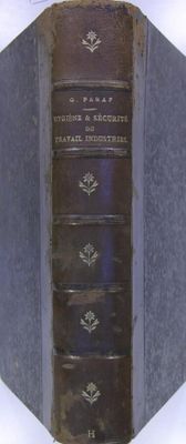 un vieux livre posé sur une table