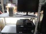 un écran d'ordinateur posé sur un bureau d'ordinateur