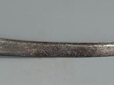 une épée en argent et en or accrochée au mur