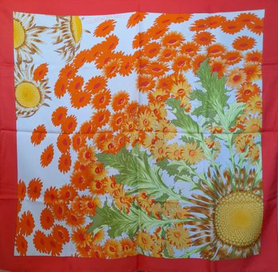 une nappe rouge ornée de fleurs orange
