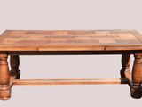 une table en bois avec un plateau à carreaux sur fond gris