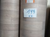 deux rouleaux de bois sont empilés l'un sur l'autre