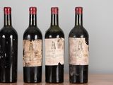 plusieurs bouteilles de vin sont alignées sur une table en bois