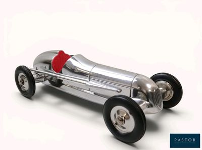 un gros plan d'une petite voiture sur une surface blanche