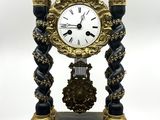 une horloge noire et or posée sur une table