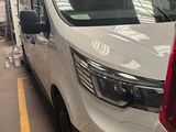une camionnette blanche garée dans un garage