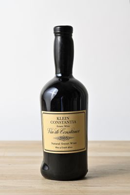 une bouteille de vin posée sur une table