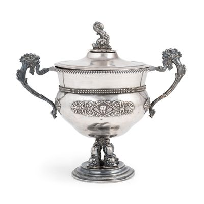 une coupe ancienne en argent surmontée d'un oiseau