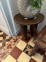 TROIS CHAISES en bois naturel sculpté de style Henri II, ass… (photo 4)