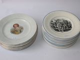 une pile d'assiettes sur lesquelles figure l'image d'une femme