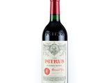 une bouteille de vin rouge posée sur une table blanche