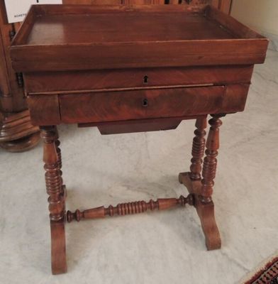 une petite table en bois sur laquelle se trouve un miroir