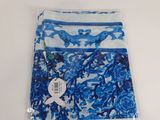 le sac bleu et blanc est posé sur une surface blanche