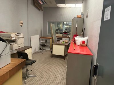 une image d'une cuisine avec beaucoup d'espace de travail