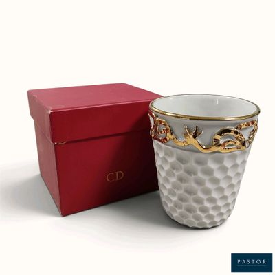une tasse posée devant une boîte