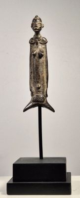statue d'une femme à queue de poisson posée sur un socle noir