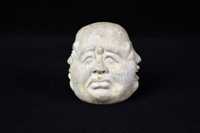un gros plan sur une statue représentant une personne dont on distingue le visage