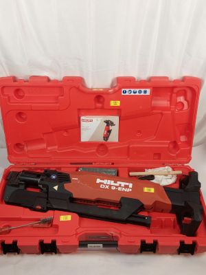 une image représentant une mallette à outils rouge contenant un pistolet