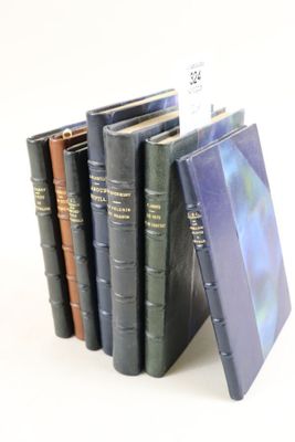un grand nombre de livres empilés les uns sur les autres