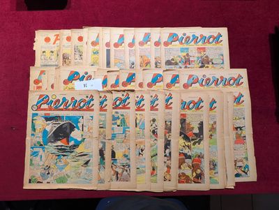 beaucoup de bandes dessinées posées sur une table recouverte d'une nappe rouge