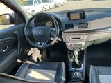 l'intérieur d'une voiture avec un volant, un tableau de bord et les commandes du tableau de bord