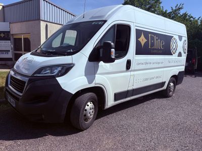 une camionnette blanche garée sur le bord de la route