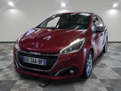 la voiture rouge est garée sur un sol en damier dans le garage
