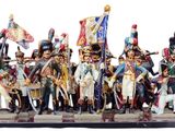 de nombreuses figurines représentant des hommes en uniforme tenant des drapeaux