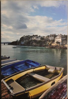une photo d'une photo d'un bateau sur l'eau