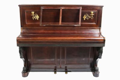 un vieux piano avec un meuble en bois et des poignées en laiton